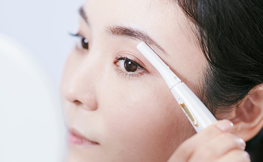 眉毛のメイクやお手入れをする様子